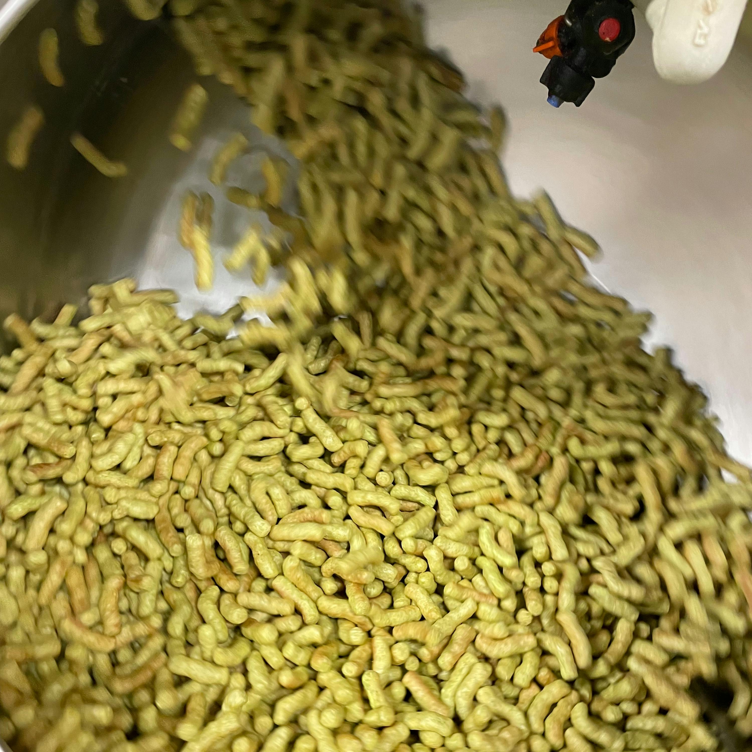 Inizia l'avventura: trasformare la farina di piselli in croccanti chips! Inizia l'avventura: trasformare la farina di piselli in croccanti chips!